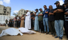Des Palestiniens récitent une prière à côté de corps de personnes tuées près d'un centre d'aide humanitaire dans la région d'Al-Tina, à Khan Younès, dans le sud de la bande de Gaza, à l’hôpital Nasser, le 19 juillet 2025 ( AFP / - )