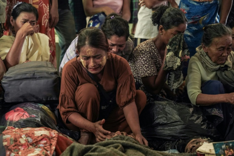 Des obsèques après un bombardement de la junte militaire au pouvoir, sur Mrauk U dans l'ouest de la Birmanie, le 26 août 2025 ( AFP / STR )