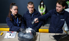 Des agents des douanes inspectent des colis de fret aérien dans un entrepôt de l’aéroport de Roissy-Charles de Gaulle, près de Paris, le 29 avril 2025 ( AFP / GEOFFROY VAN DER HASSELT )