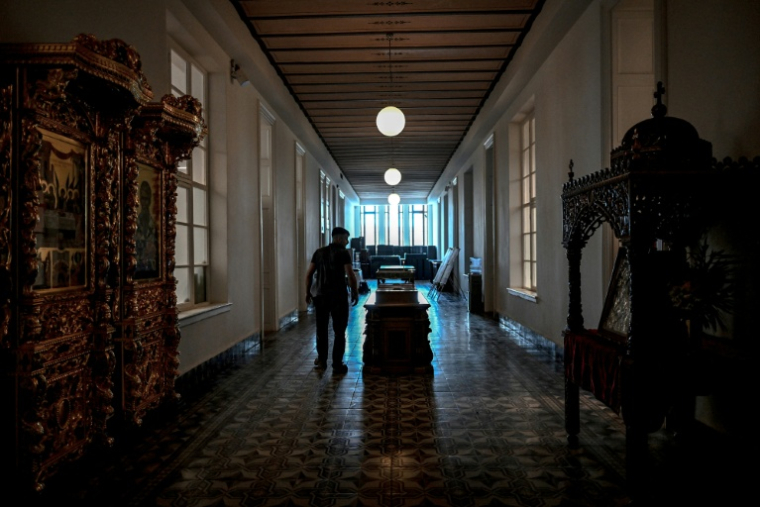 Un homme marche dans un couloir du séminaire de Halki, ouvert au milieu du XIXe siècle et qui fut la principale école de théologie de l'Église orthodoxe orientale jusqu'à sa fermeture en 1971, le 2 juillet 2026 à Heybeliada, au large d'Istanbul ( AFP / Ozan KOSE )