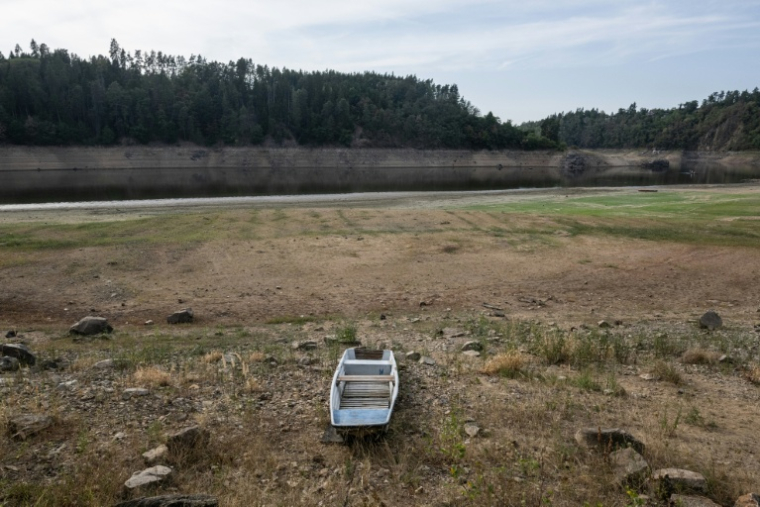 Un bateau sur la berge du réservoir d'eau d'Orlík, qui fait partie de la rivière Vltava Moldau qui a atteint son niveau le plus bas historique depuis près de 65 ans, près du village de Podolsko, le 16 août 2026, en République tchèque ( AFP / Michal Cizek )
