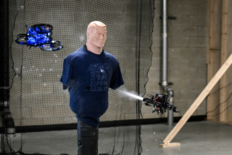 Un drone tire du gaz inerte sur un mannequin lors d'une démonstration sur la façon de neutraliser un tireur dans une école, organisée au siège de la start-up Campus Guardian Angel, le 8 mai 2026 à Austin, au Texas ( AFP / RONALDO SCHEMIDT )
