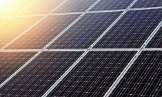 Les panneaux solaires et une éolienne fournissent l'électricité suffisante pour leurs besoins quotidiens. (Illustration) (PublicDomainPictures / Pixabay)