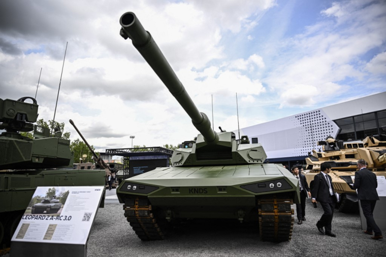 Un modèle de char Leopard 2 A-RC 3.0, produit par KNDS (illustration) ( AFP / JULIEN DE ROSA )