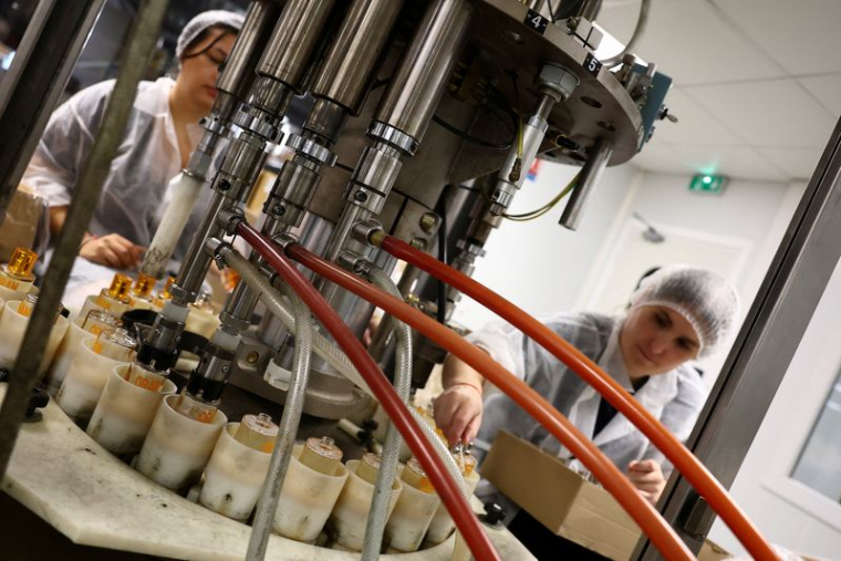 Une chaîne de production de parfums de l'usine Corania