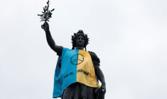 La statue de Marianne habillée d'un drapeau national ukrainien sur la place de la République à Paris
