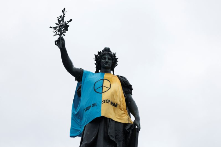 La statue de Marianne habillée d'un drapeau national ukrainien sur la place de la République à Paris