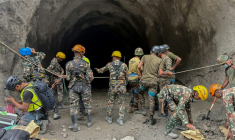 Photo diffusée par l'armée népalaise le 31 août 2026 montrant des militaires menant une opération de recherche et de sauvetage sur le site d'un tunnel du projet hydroélectrique de Rasuwagadhi, dans le district de Rasuwa, au Népal ( NEPAL ARMY / Handout )