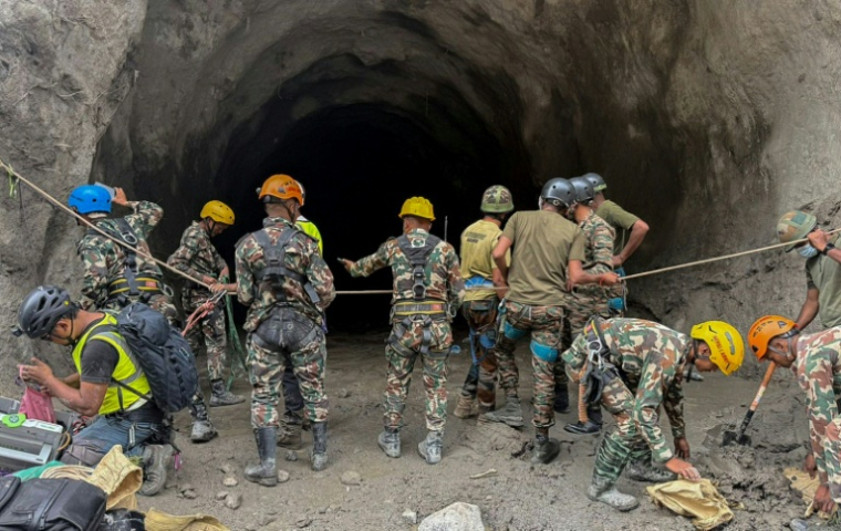 Photo diffusée par l'armée népalaise le 31 août 2026 montrant des militaires menant une opération de recherche et de sauvetage sur le site d'un tunnel du projet hydroélectrique de Rasuwagadhi, dans le district de Rasuwa, au Népal ( NEPAL ARMY / Handout )