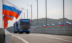 Une image diffusée par le ministère russe des Transports montre des camions nord-coréens franchissant le nouveau pont international routier vers la Russie au-dessus du fleuve Toumen, le 7 septembre 2026 ( Russian Transport Ministry / Handout )