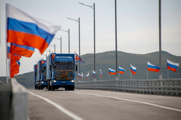 Image diffusée par le ministère russe des Transports montrant des camions nord-coréens franchissant le nouveau pont international routier vers la Russie, au-dessus du fleuve Tumen, lors de son inauguration, le 7 septembre 2026 ( Russian Transport Ministry / Handout )