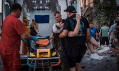 Des sauveteurs travaillent sur le site où un bâtiment a été détruit lors d'une frappe de missile russe, à Pokrovsk