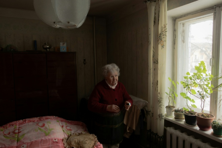 Lidia Telestchouk, 91 ans, dans son appartement à Kiev, le 26 janvier 2026  ( AFP / Roman PILIPEY )