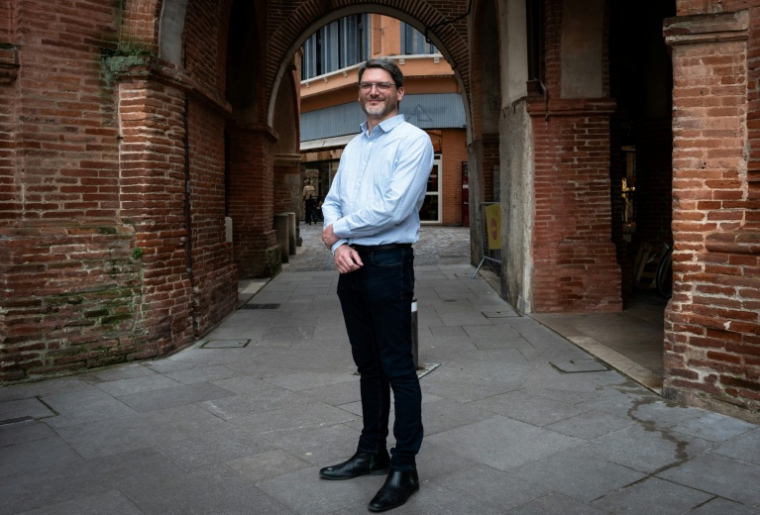 Le socialiste Arnaud Hilion, candidat aux municipales à Montauban, pose le 5 mars 2026 à Montauban ( AFP / Matthieu RONDEL )