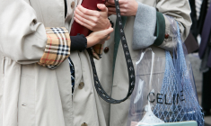 Le motif à carreaux Burberry illustre la manière dont certains codes visuels deviennent indissociables de l’identité d’une marque. (crédit: Adobe Stock)