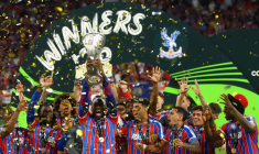 Jean-Philippe Mateta, de Crystal Palace, soulève le trophée alors qu'il célèbre avec ses coéquipiers