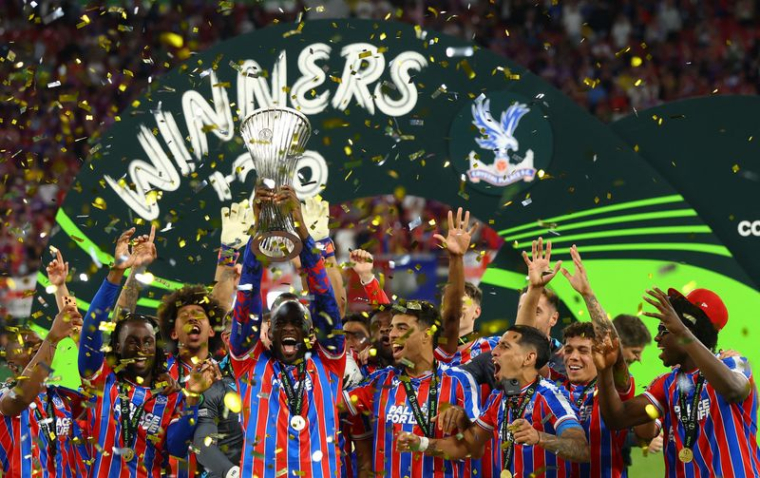 Jean-Philippe Mateta, de Crystal Palace, soulève le trophée alors qu'il célèbre avec ses coéquipiers