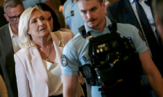 Marine Le Pen, présidente du groupe parlementaire du Rassemblement national (g), quitte la cour d'appel de Paris le 7 juillet 2026, après le prononcé de l'arrêt en appel pour détournement de fonds publics européens dans l'affaire des emplois présumés fictifs au Parlement européen ( AFP / Dimitar DILKOFF )