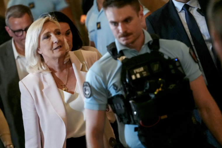Marine Le Pen, présidente du groupe parlementaire du Rassemblement national (g), quitte la cour d'appel de Paris le 7 juillet 2026, après le prononcé de l'arrêt en appel pour détournement de fonds publics européens dans l'affaire des emplois présumés fictifs au Parlement européen ( AFP / Dimitar DILKOFF )