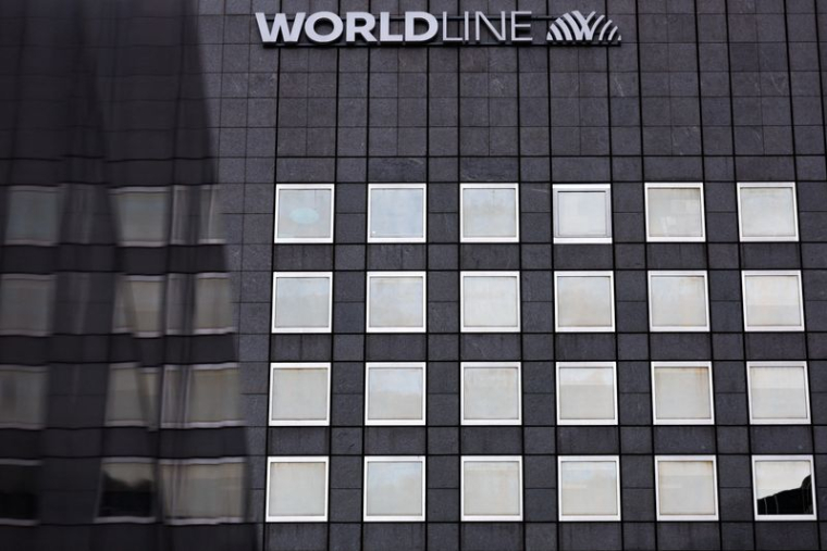 Le logo de la société de paiements Worldline est visible au siège de l'entreprise dans le quartier financier et d'affaires de La Défense