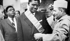 Patrice Lumumba décoré par le roi du Maroc Mohamed V à Rabat le 8 août 1960 ( AFP / - )