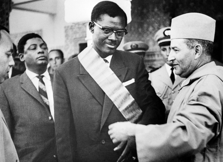 Patrice Lumumba décoré par le roi du Maroc Mohamed V à Rabat le 8 août 1960 ( AFP / - )
