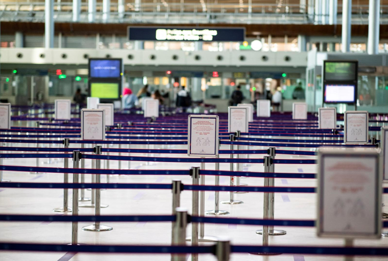 Les aéroports se préparent à d'éventuelles mesures sanitaires pour les voyageurs en provenance de Chine (photo d'illustration) ( EPA POOL / IAN LANGSDON )