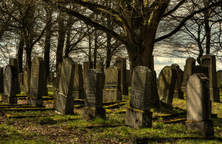 Certains pensent – à tort – qu'investir près d'un cimetière est l'assurance de faire une bonne affaire immobilière. (Illustration) (Ju-dit / Pixabay)
