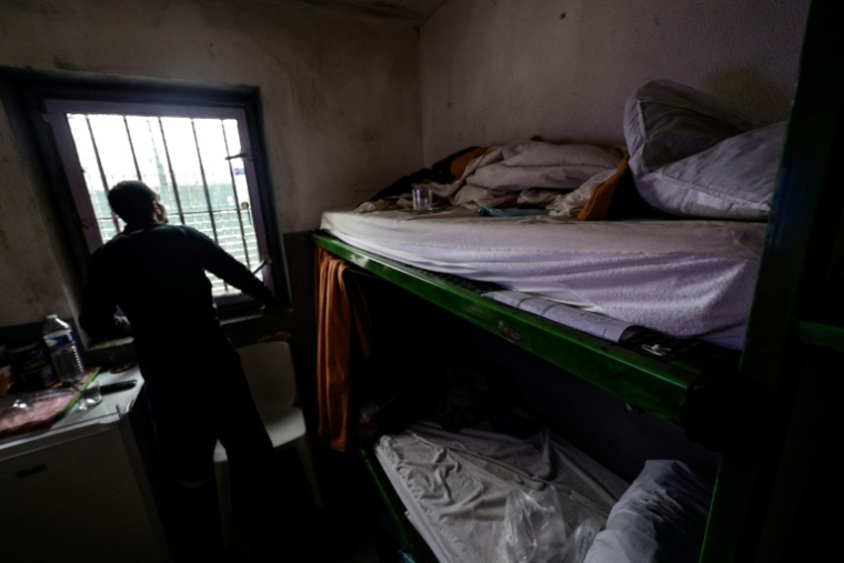 Un détenu dans une cellule du centre pénitentiaire de Nanterre, le 15 janvier 2026 dans les Hauts-de-Seine ( AFP / STEPHANE DE SAKUTIN )