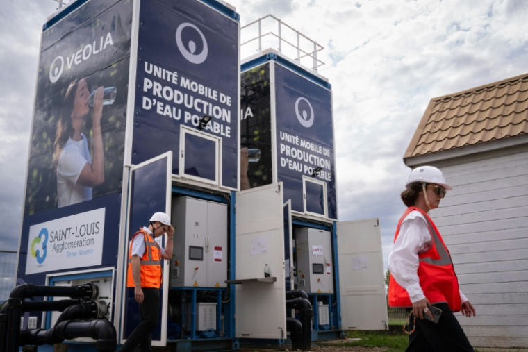 Des unités mobiles de traitement de la pollution aux PFAS dans l'eau fournie par Veolia à Bartenheim, le 4 septembre 2025 dans le Haut-Rhin ( AFP / SEBASTIEN BOZON )