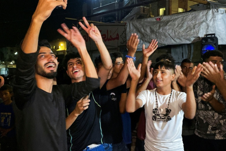 Des Palestiniens célèbrent l'annonce d'un cessez-le-feu entre le Hamas et Israël le 9 octobre 2025 à Khan Younès, dans la bande de Gaza. ( AFP / - )
