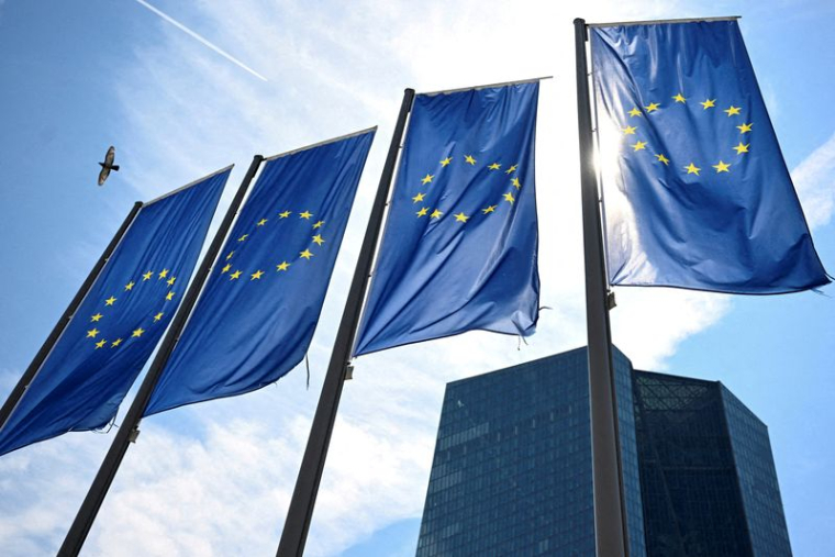 Des drapeaux de l'Union européenne flottent devant le siège de la Banque centrale européenne (BCE) à Francfort