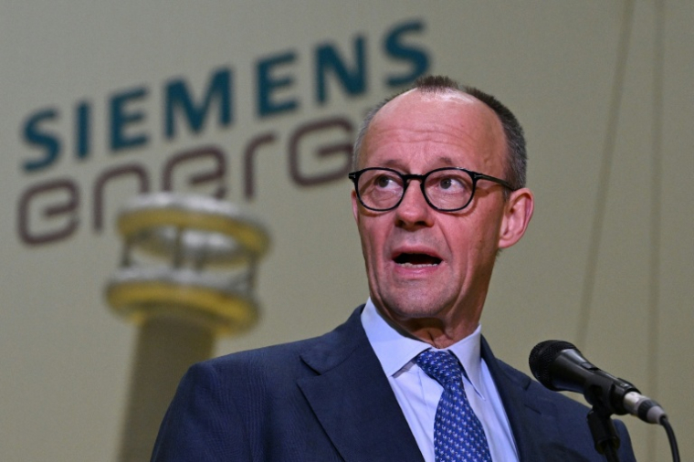 Le chancelier allemand Friedrich Merz  lors d'une visite à l'usine Siemens Energy de Hangzhou, dans l'est de la Chine, le 26 février 2026 ( AFP / Jade Gao )