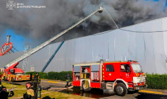 Photo diffusée par le Service d'État ukrainien pour les situations d'urgence, le 21 août 2026, montrant des pompiers luttant contre un incendie sur le site d'un centre commercial endommagé par une frappe russe à Kryvyï Rih, en Ukraine ( Service d'État ukrainien pour les situations d'urgence / Handout )