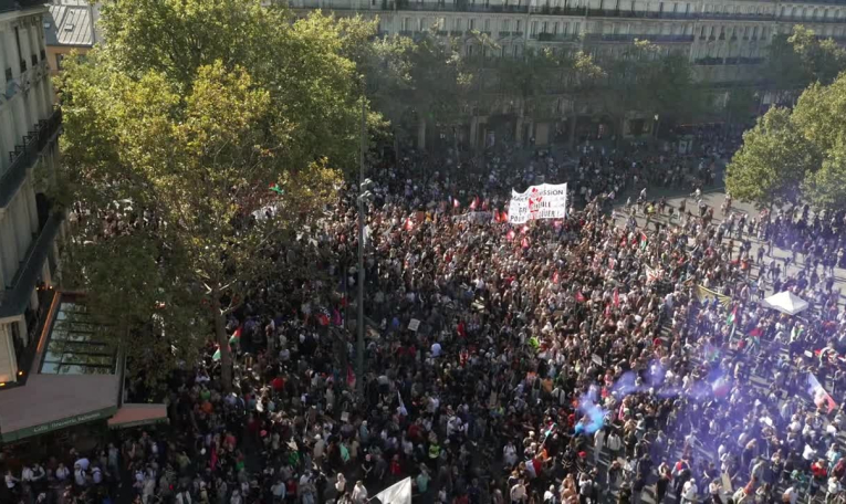 Journée de mobilisation: des milliers de manifestants défilent à Paris
