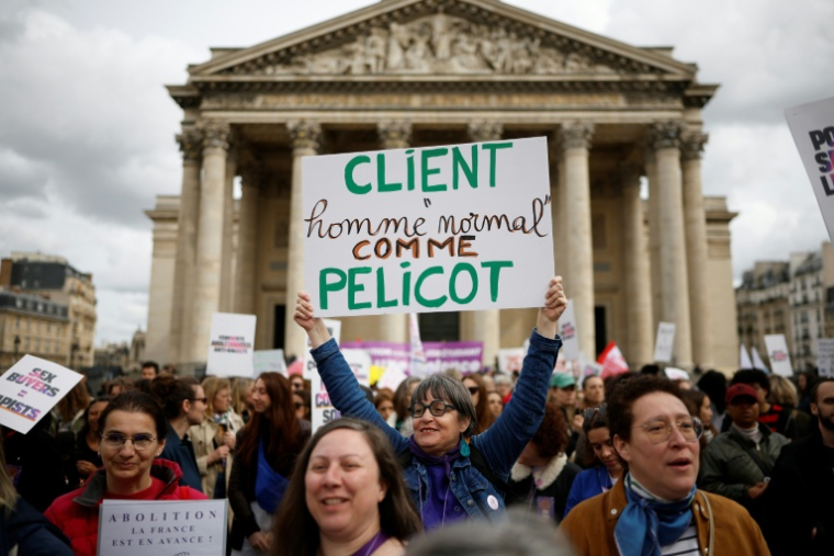 Des manifestants à Paris le 12 avril 2026 ( AFP / Ian LANGSDON )