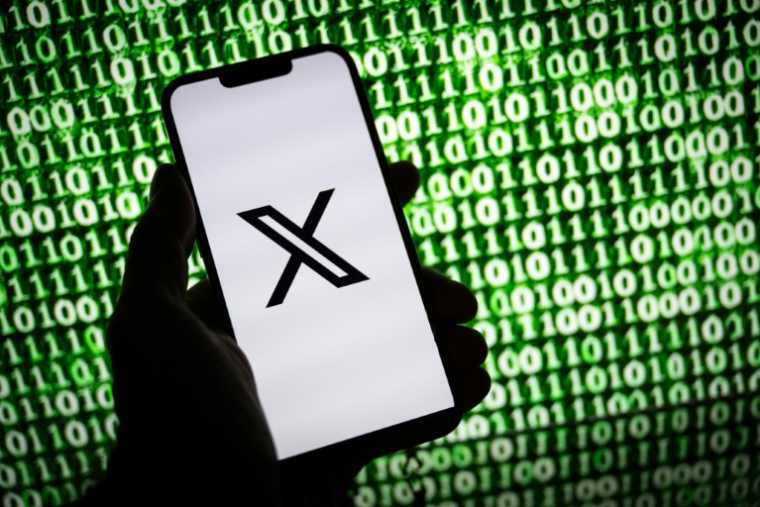 Visée par une enquête pénale de la justice française, la plateforme X, accusé d'ingérence étrangère, a dénoncé lundi un "agenda politique" et refusé d'accéder aux demandes du parquet de Paris requérant l'accès à son algorithme ( AFP / SEBASTIEN BOZON )