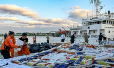 Des membres des sercives de secours et de recherche indonésiens chargent des denrées collectées pour venir en aide aux victimes des inondations à Banda Aceh, le 1er décembre 2025, en Indonésie ( AFP / Chaideer MAHYUDDIN )