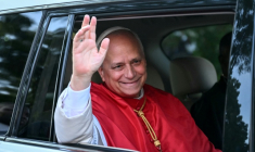 Le pape Léon XIV salue la foule à son arrivée à Luanda, le 20 avril 2026 en Angola ( AFP / Alberto PIZZOLI )