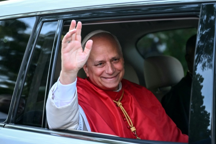 Le pape Léon XIV salue la foule à son arrivée à Luanda, le 20 avril 2026 en Angola ( AFP / Alberto PIZZOLI )