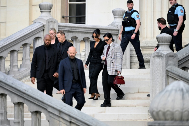 Kim Kardashian arrive au palais de Justice de Paris pour témoigner au procès de ses braqueurs, le 13 mars 2025 ( AFP / LEO VIGNAL )