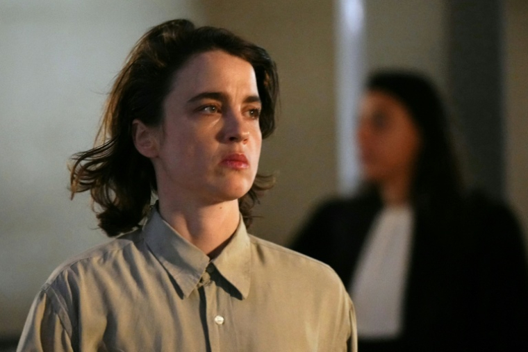 L'actrice Adèle Haenel sort de la salle d'audience au cours d'une pause lors du procès en appel de Christophe Ruggia, à Paris, le 19 décembre 2025 ( AFP / Dimitar DILKOFF )