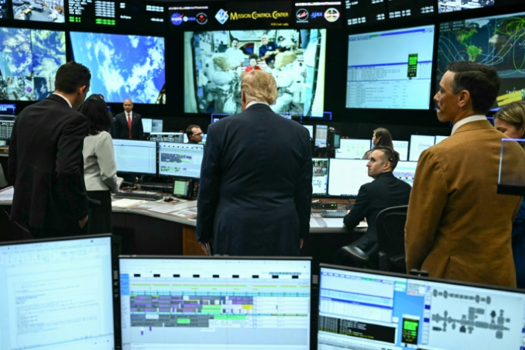 Le président américain Donald Trump visite le Centre de contrôle de mission au centre spatial Lyndon B. Johnson de la NASA à Houston, au Texas, le 28 août 2026 ( AFP / Kent NISHIMURA )