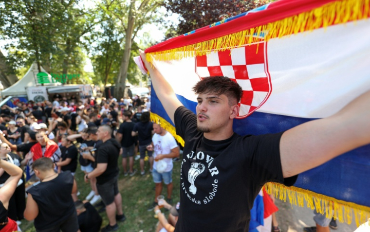 Des fans du chanteur croate nationaliste Marko Perkovic Thompson rassemblés à Zagreb pour un concert du chanteur, le 5 juillet 2025 ( AFP / DAMIR SENCAR )