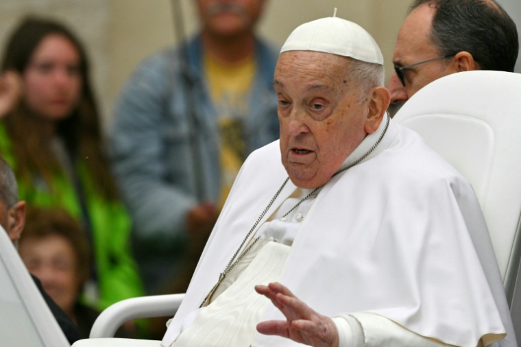 Le pape François après la messe de Pâques, sur la place Saint-Pierre au Vatican, le 20 avril 2025 ( AFP / Andreas SOLARO )