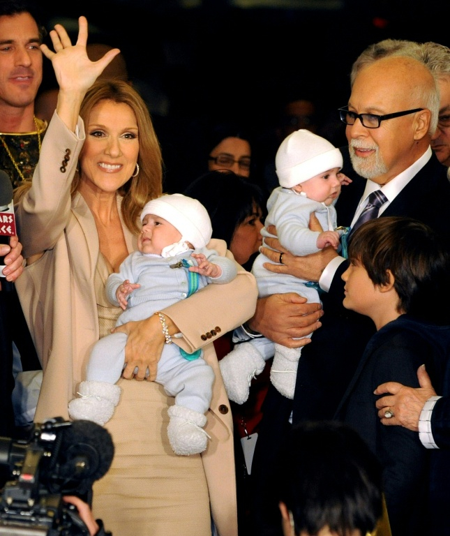 Céline Dion au Caesars Palace de Las Vegas le 16 février 2011 accompagnée de son mari, René Angélil, de son fils, René-Charles, et de ses jumeaux, Eddy et Nelson ( LAS VEGAS NEWS BUREAU / BRIAN JONES )
