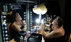 Le comédien transformiste Thierry Wilson se prépare pour devenir Zize Dupanier dans sa loge du théâtre de la Comédie Bastille à Paris, le 23 septembre 2025 ( AFP / STEPHANE DE SAKUTIN )