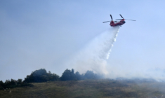 Un hélicoptère australienbombardier d'eau CH-47D Chinook largue une cargaison d'eau sur un feu de forêt près d'Etsaut, le 6 septembre 2026 dans les Pyrénées-Atlantiques ( AFP / Gaizka IROZ )