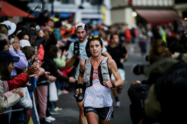 La Néo-Zélandaise Ruth Croft pendant l'Ultra trail du Mont Blanc (UTMB) entre la France, l'Italie et la Suisse le 29 août 2025 ( AFP / JEFF PACHOUD )