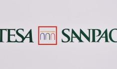 Le logo de la banque Intesa Sanpaolo est visible au siège lors de l'assemblée des actionnaires à Turin